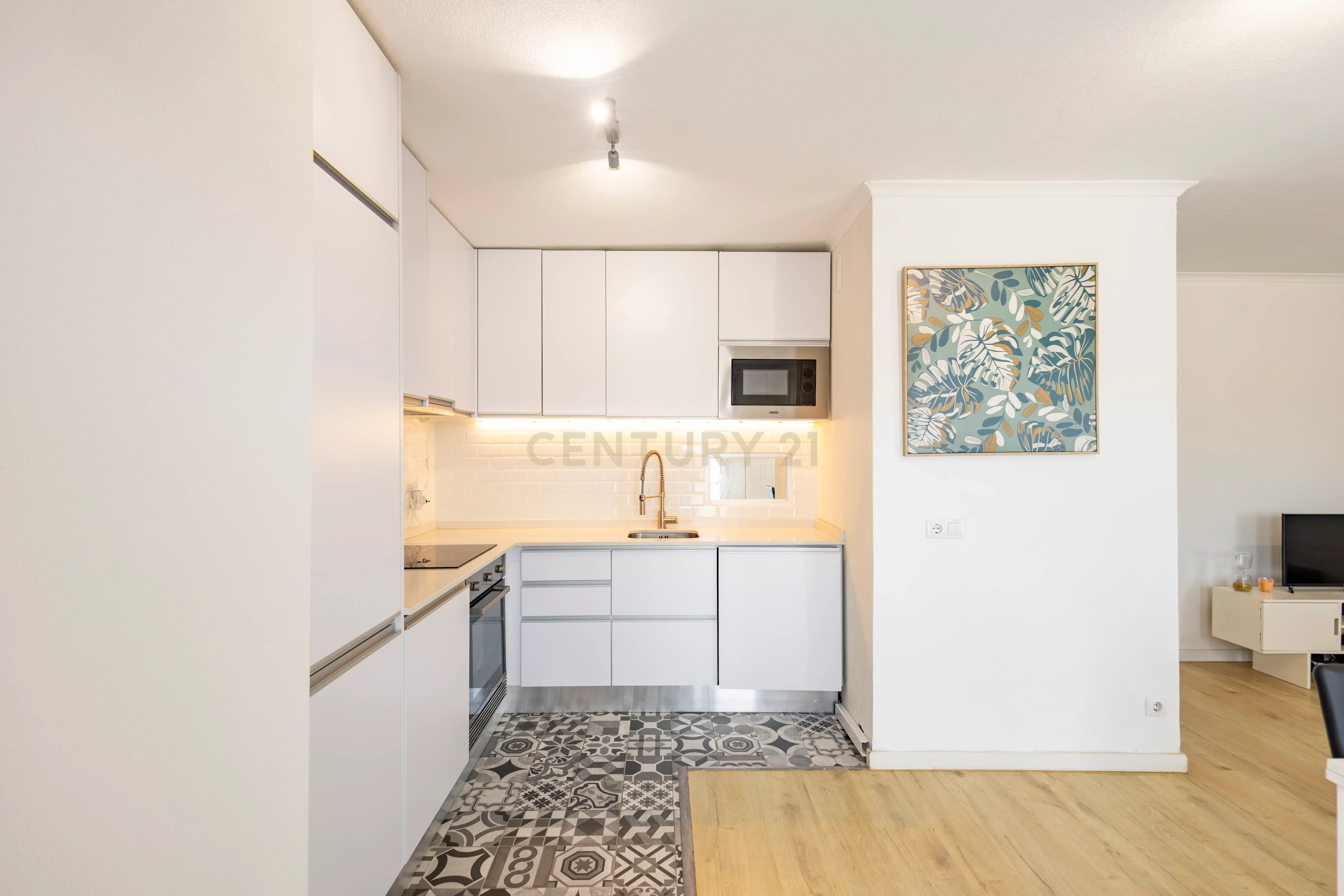 T1 renovado a dois passos do Técnico e da Fonte Luminosa — ideal para viver ou investir - Image 1