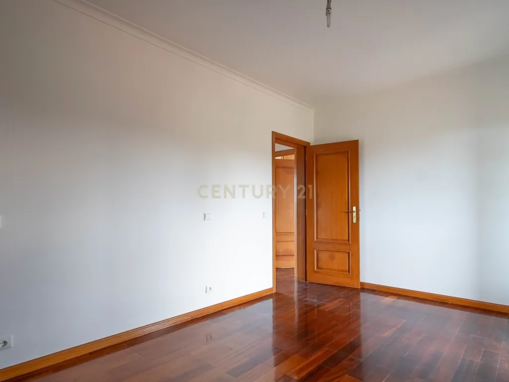 Moradia T5 - C/ terreno - Excelente estado - Image 54