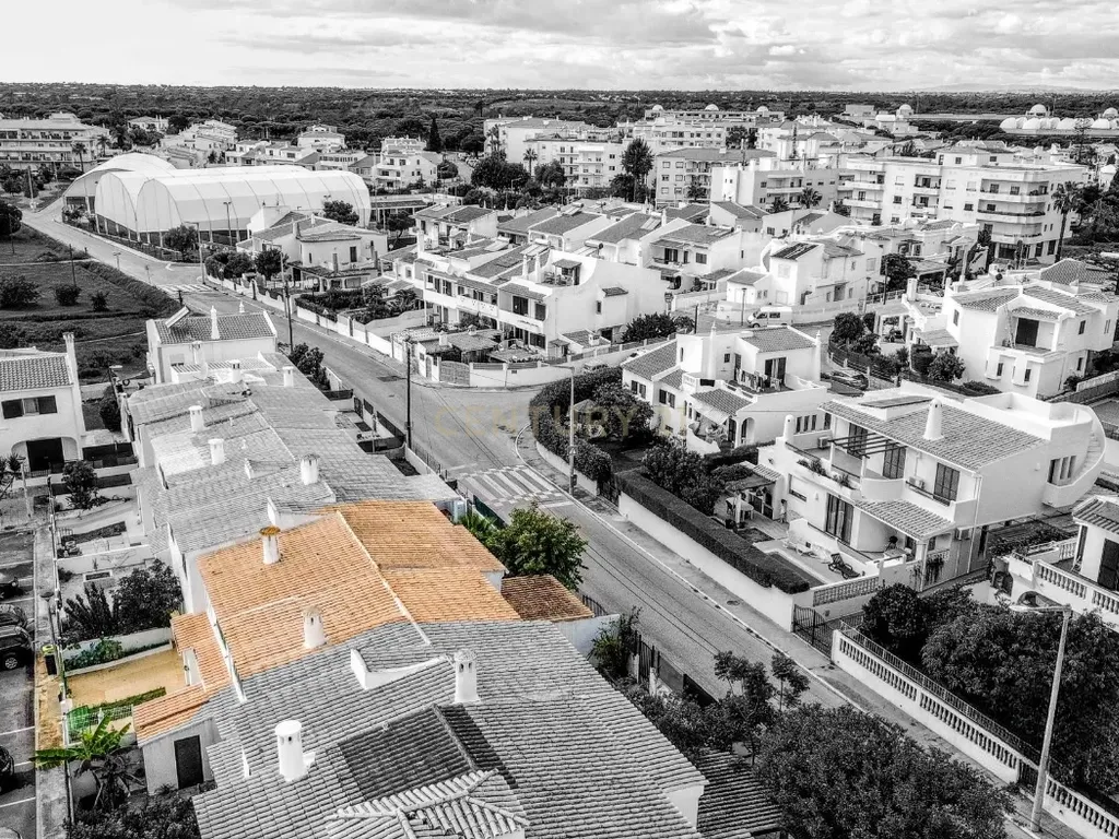 Moradia T4 em Faro, Gambelas - O melhor de dois mundos, onde a tranquilidade rural se encontra no conforto da cidade. - Image 6