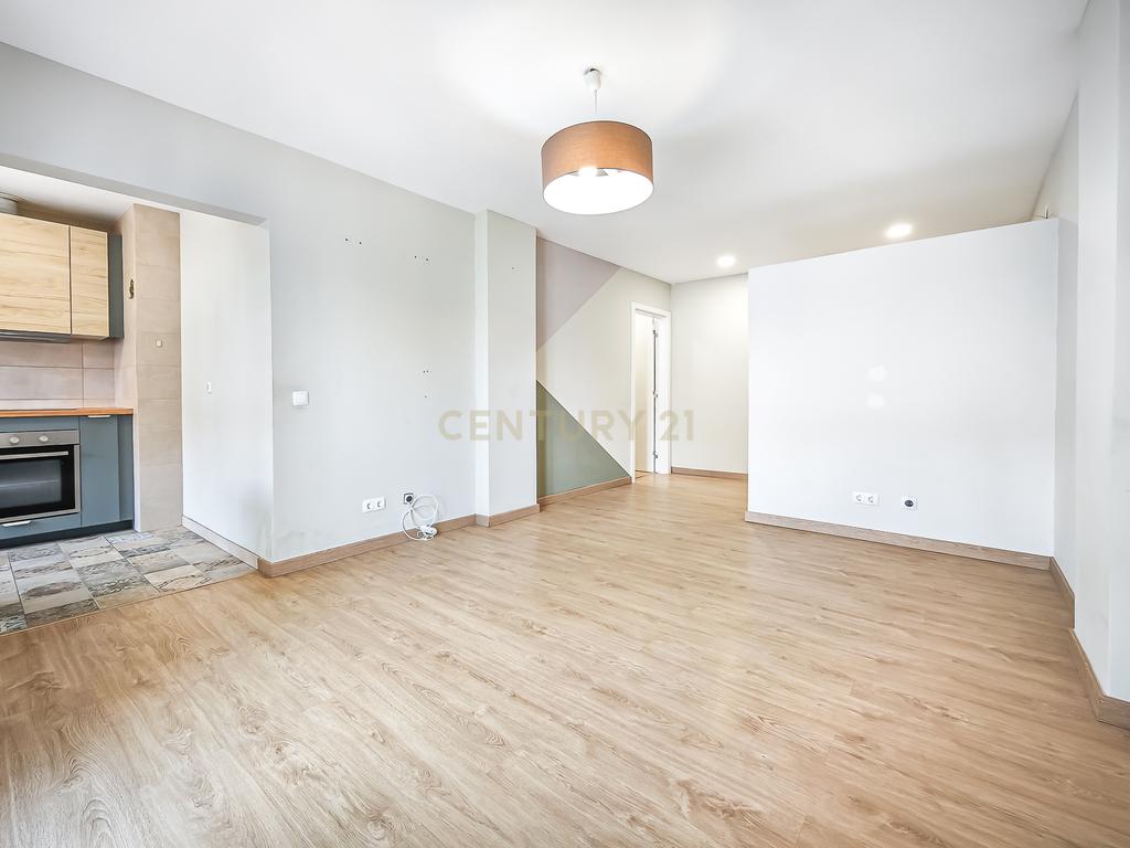Apartamento Renovado em Cascais com 3 Quartos e Varanda - Image 5