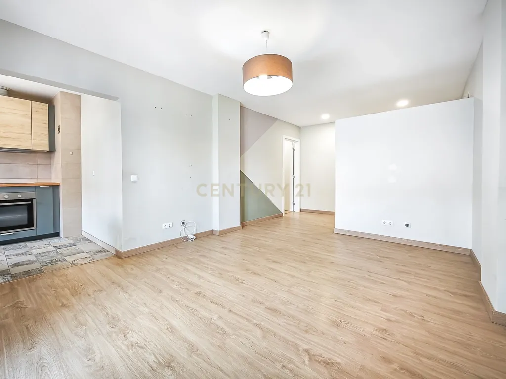 Apartamento Renovado em Cascais com 3 Quartos e Varanda - Image 5