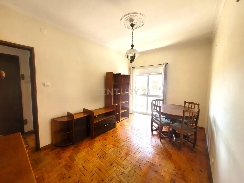 T2 com Varanda e Boas Áreas no Centro de Corroios - Image 3