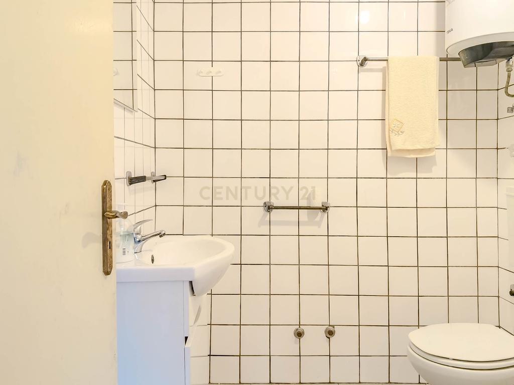Moradia T2 com 70 m² localizada em Foz Côa, no Largo do Rossio, em pleno Alto Douro Vinhateiro. - Image 22