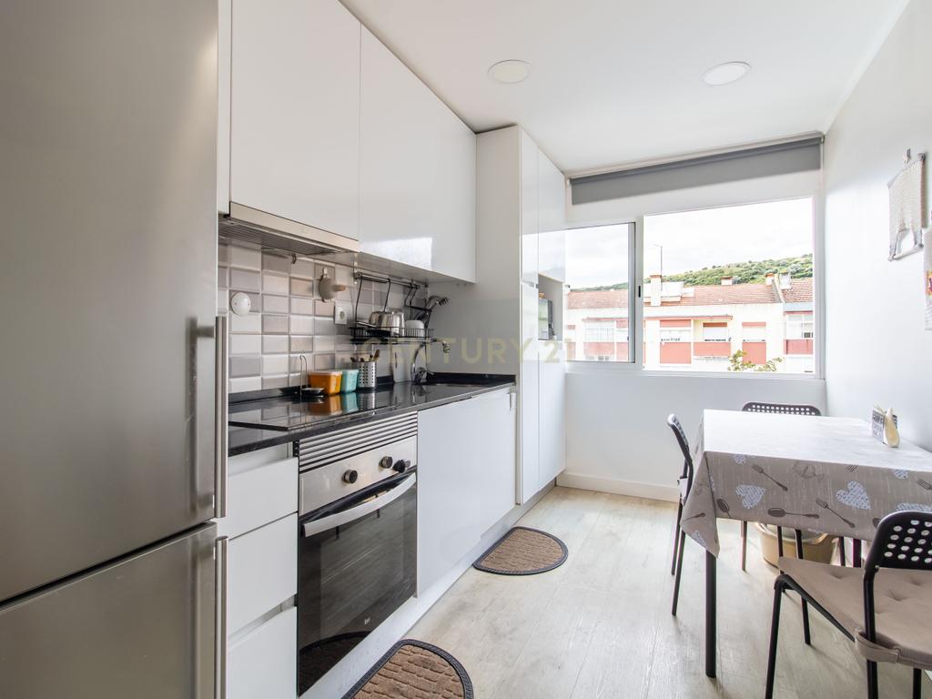 Apartamento T2 , com varanda e arrecadação , perto do metro -  Odivelas - Image 4
