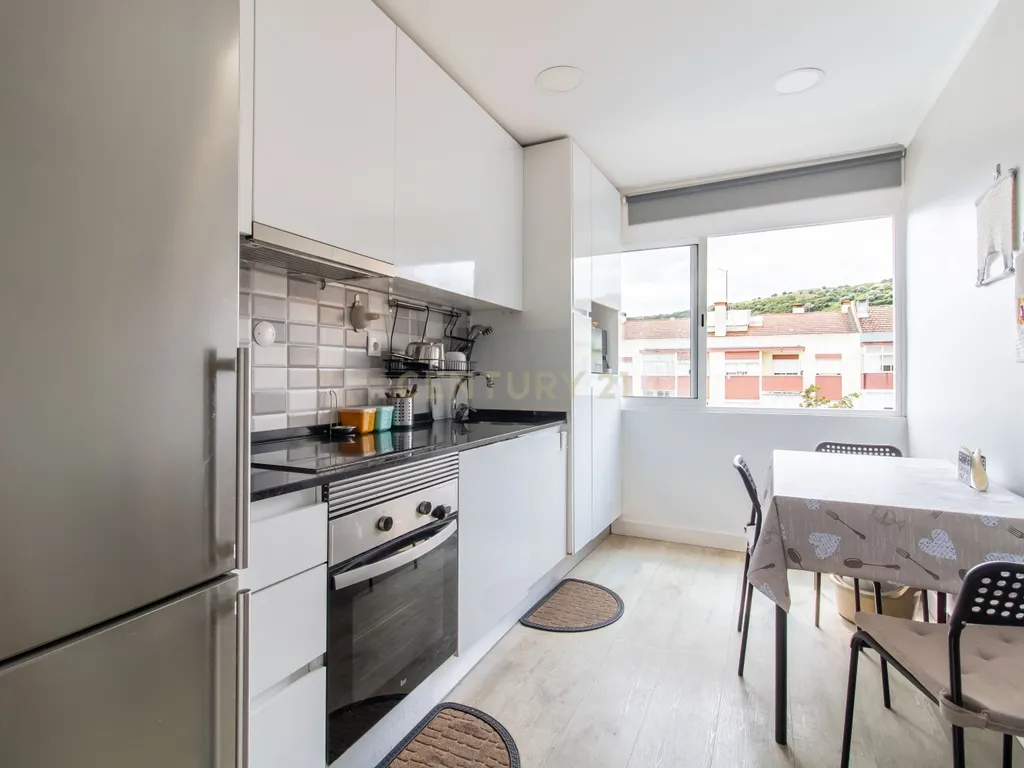 Apartamento T2 , com varanda e arrecadação , perto do metro - Odivelas - Image 4