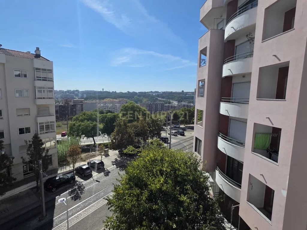 Apartamento T3 com 3 frentes na Ramalha com aquisição de BOX Ref. 0739-04677 ( Pragal ) Almada - Image 1