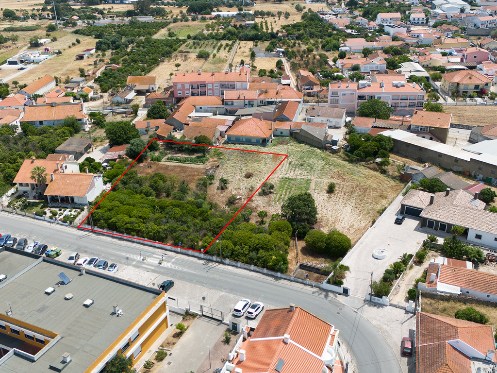 Terreno para construção de 4 moradias no centro da Quinta do Anjo - Image 1