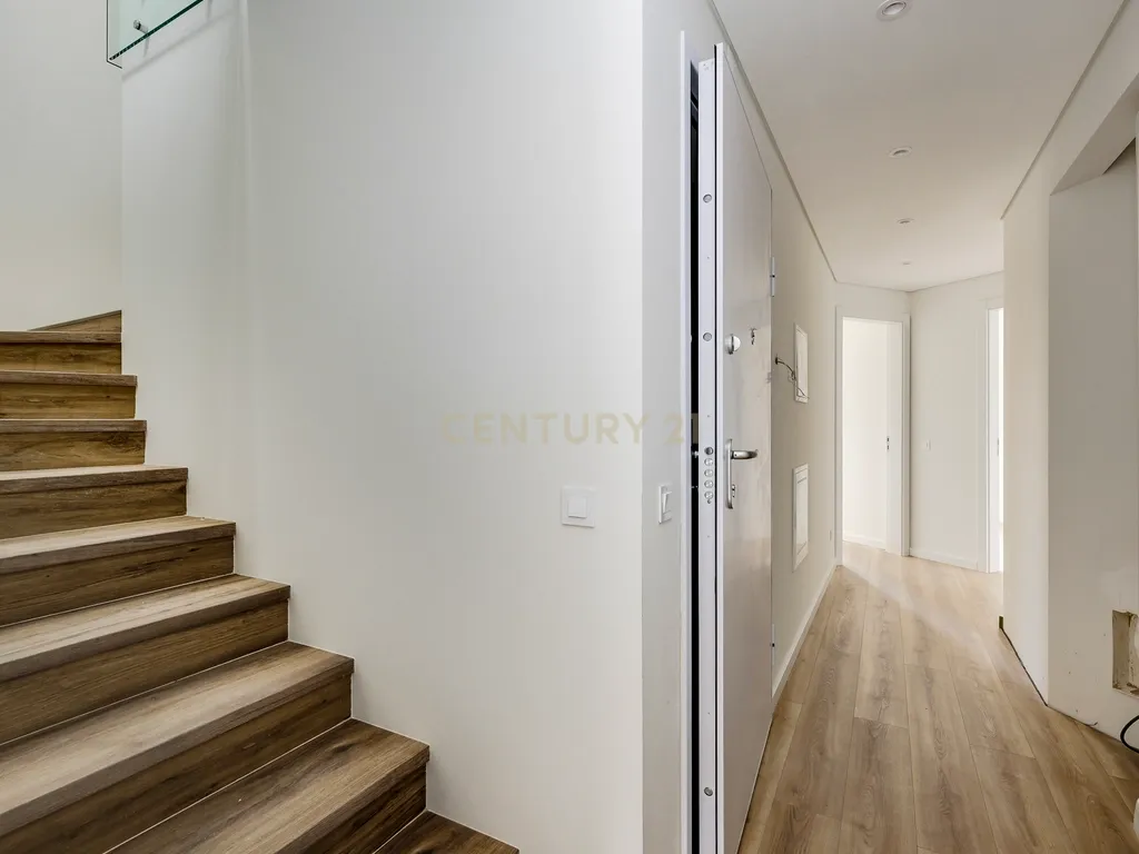 Viva o privilégio do Tejo: T3 Duplex exclusivo no coração de Santa Iria de Azóia! - Image 3