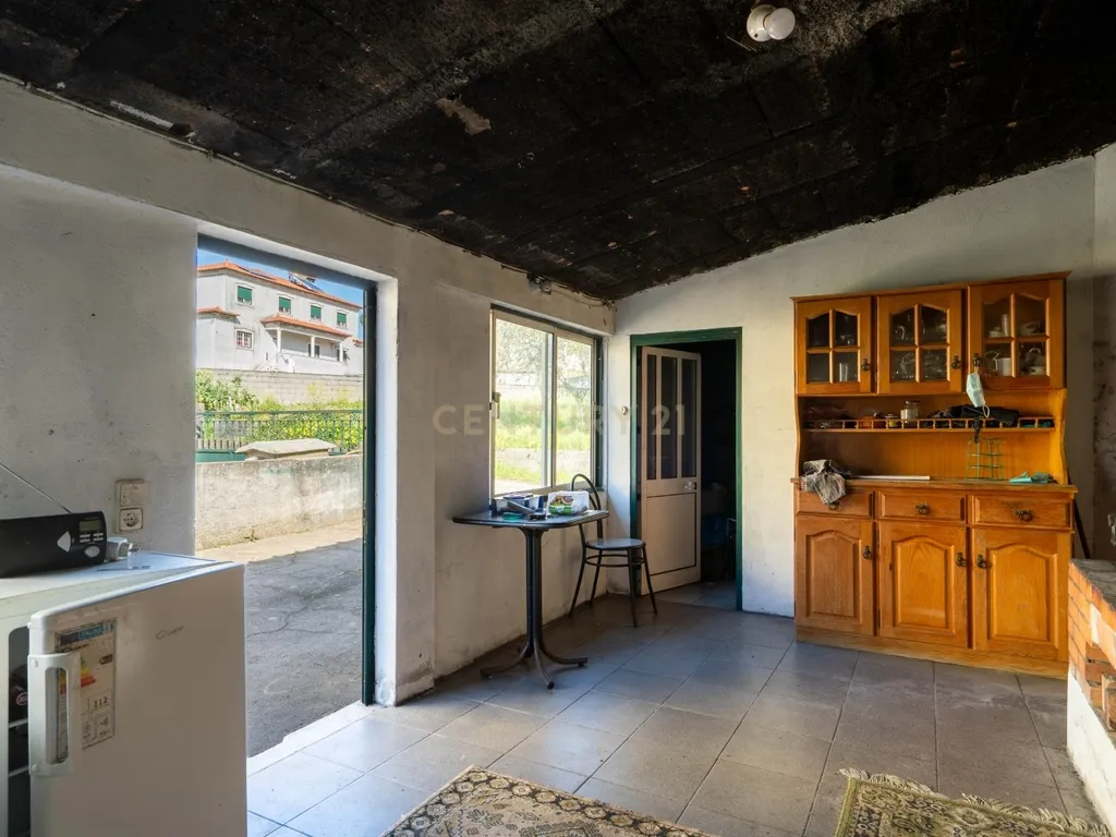 OPORTUNIDADE ÚNICA NA LOUSÃ – MORADIA COM GRANDE POTENCIAL (habitação e comércio) - Image 4