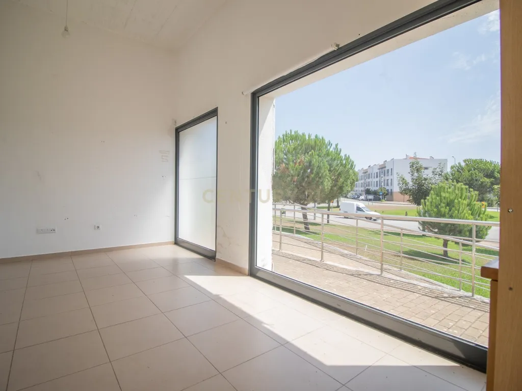 Loja passível de ser transformado em Apartamento T2 ou T3 com terraço privativo de Garagem - Image 10