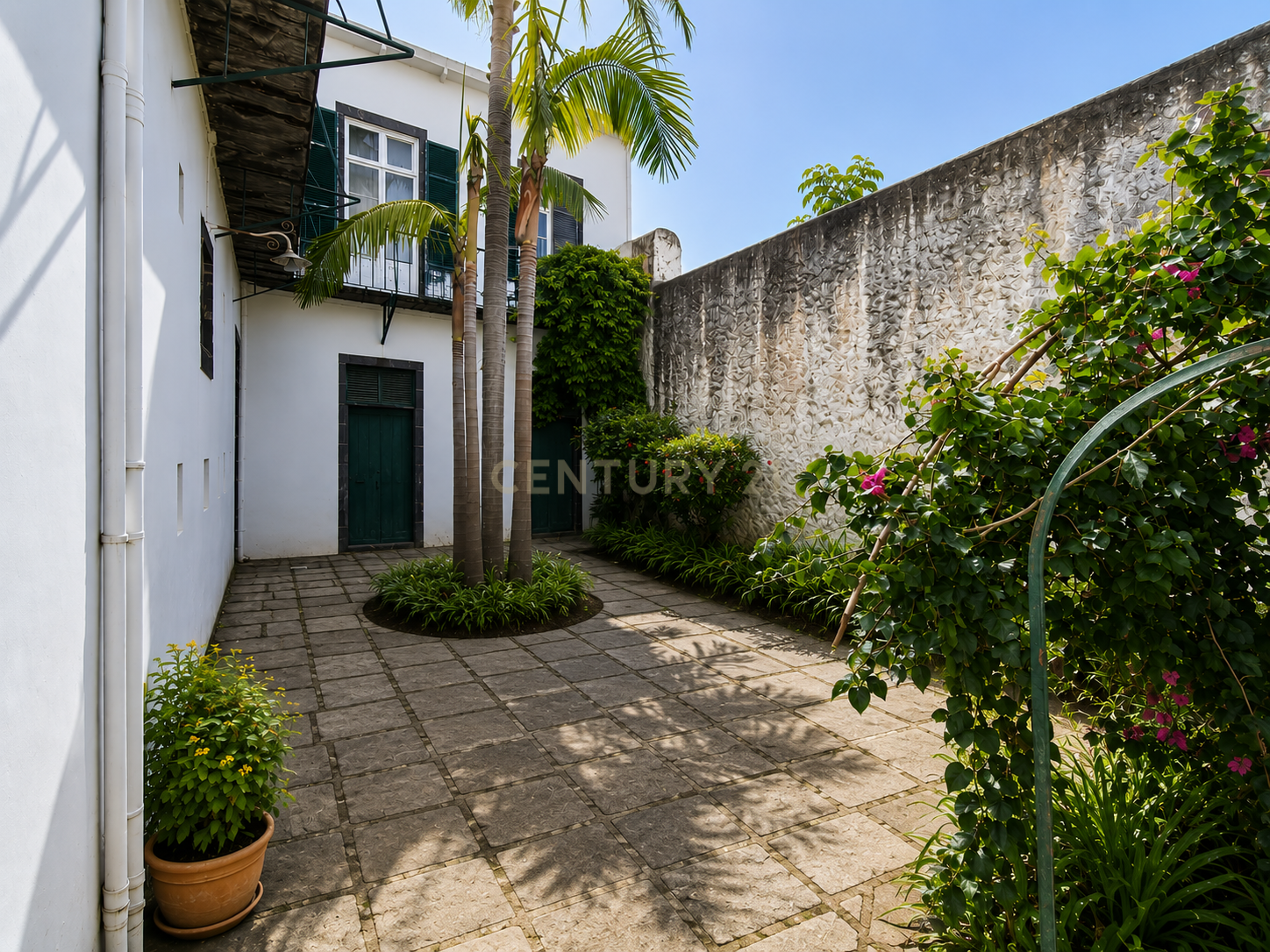 Fotografia 7 de Residência Histórica de 8 Quartos no Centro de Ponta Delgada | Jardins | Garagem para 4 Carros - S.Miguel