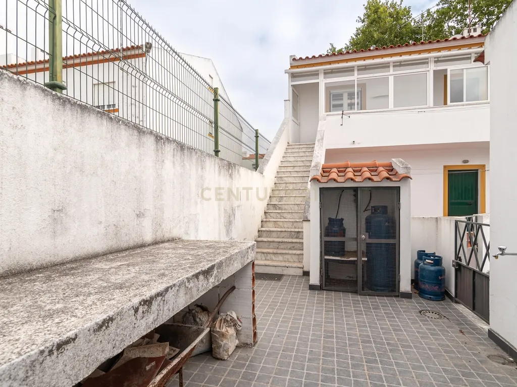Moradia T2 no Centro de Évora (1º Andar) - Image 25