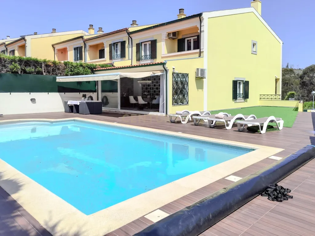Luxuosa Moradia T3 em Gondomar com Vista Panorâmica e Piscina - Image 1