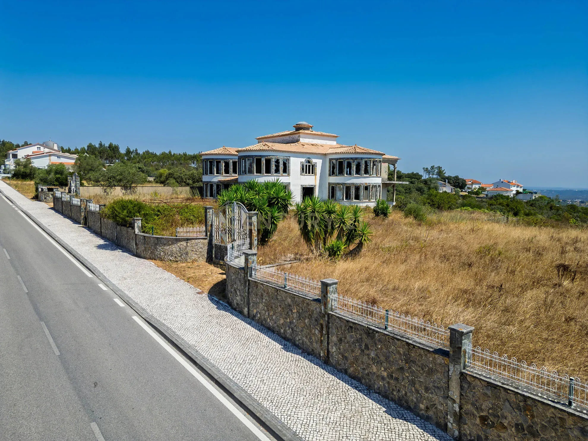 Fotografia 3 de Terreno com área  5.359m2  tendo uma construção inacabada e elevado potencial construtivo em Fátima
