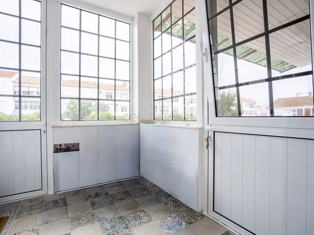 Apartamento T3 Transformado em T2 - Logradouro e Garagem BOX - Junto ao Tribunal e Parque Municipal - Montijo - Image 9