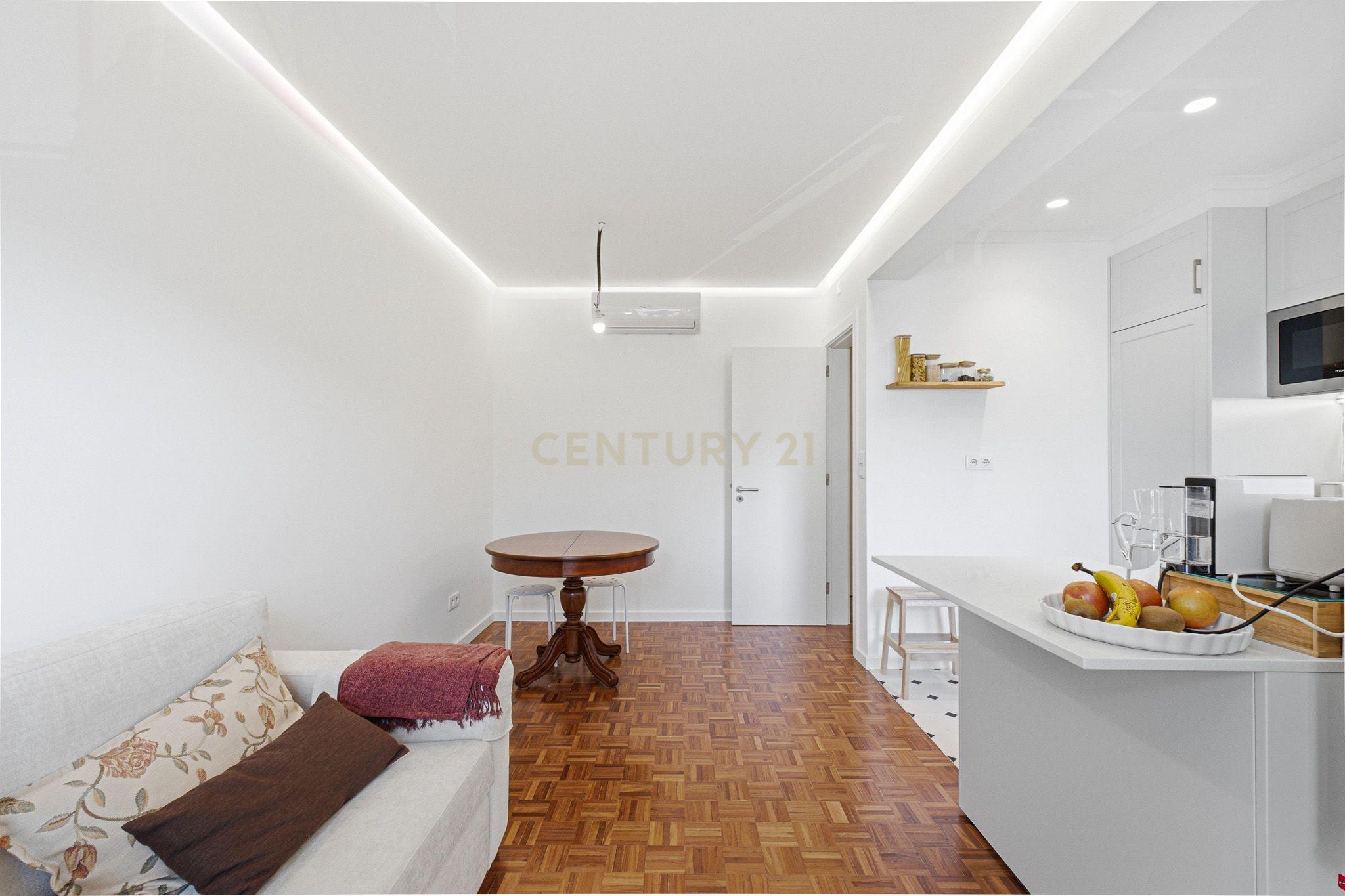 Fotografia 9 de Apartamento Remodelado T2, Linda-a-Velha, Oeiras