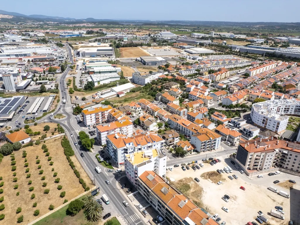 Excelente Moradia T7 no Carregado Inserida num generoso lote de 1.060m². - Image 20