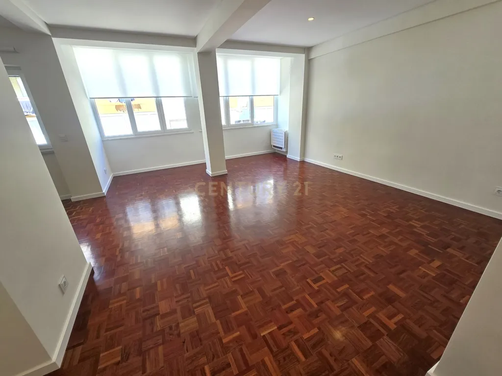 Apartamento T3 totalmente remodelado em Almada - Image 6