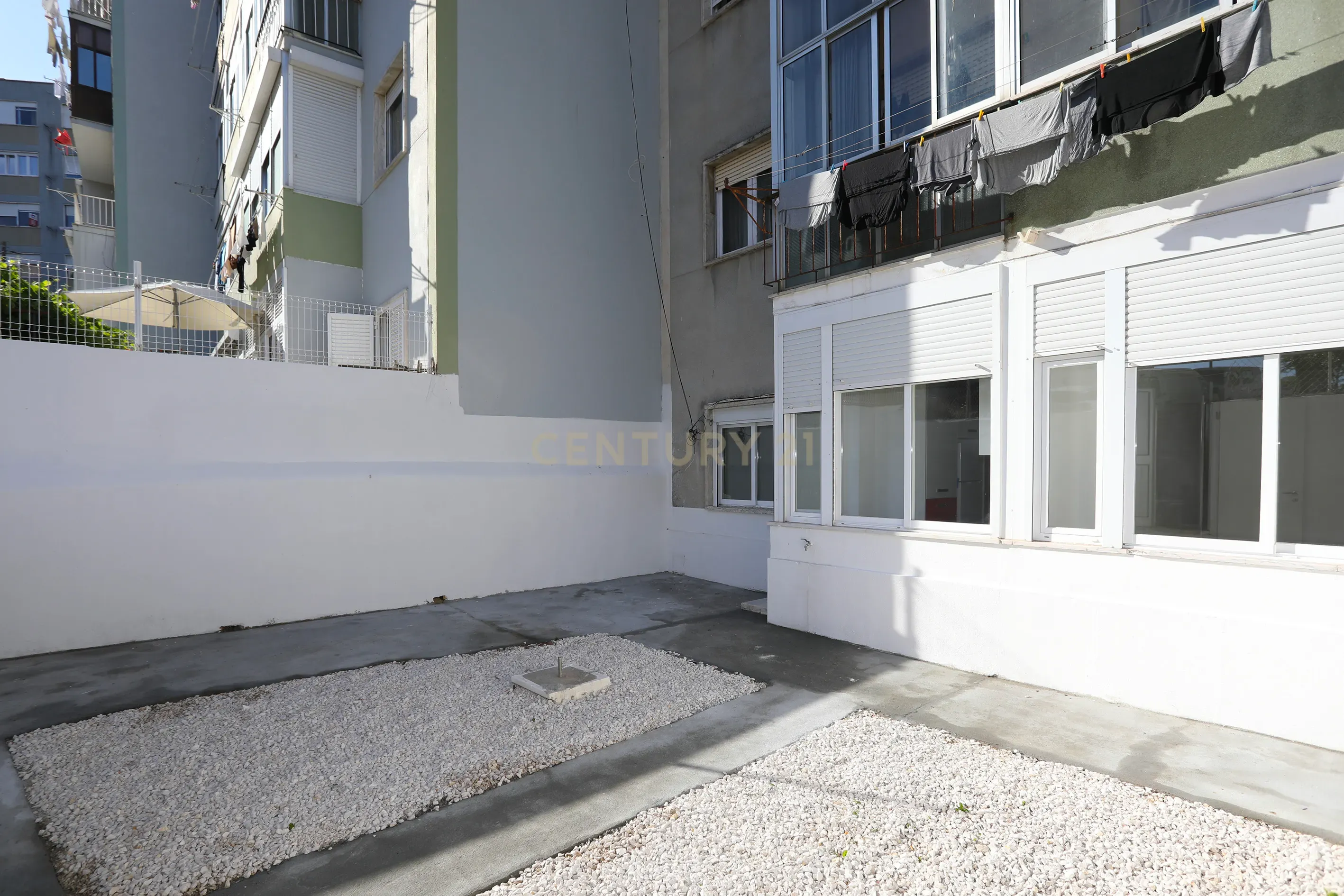 T1 com Logradouro para Arrendamento – Totalmente Remodelado - Image 14