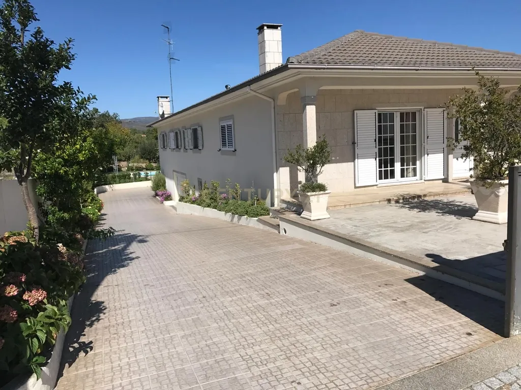 Luxuosa Moradia em Vale de Anta, Chaves - 4 Quartos e Piscina - Image 2