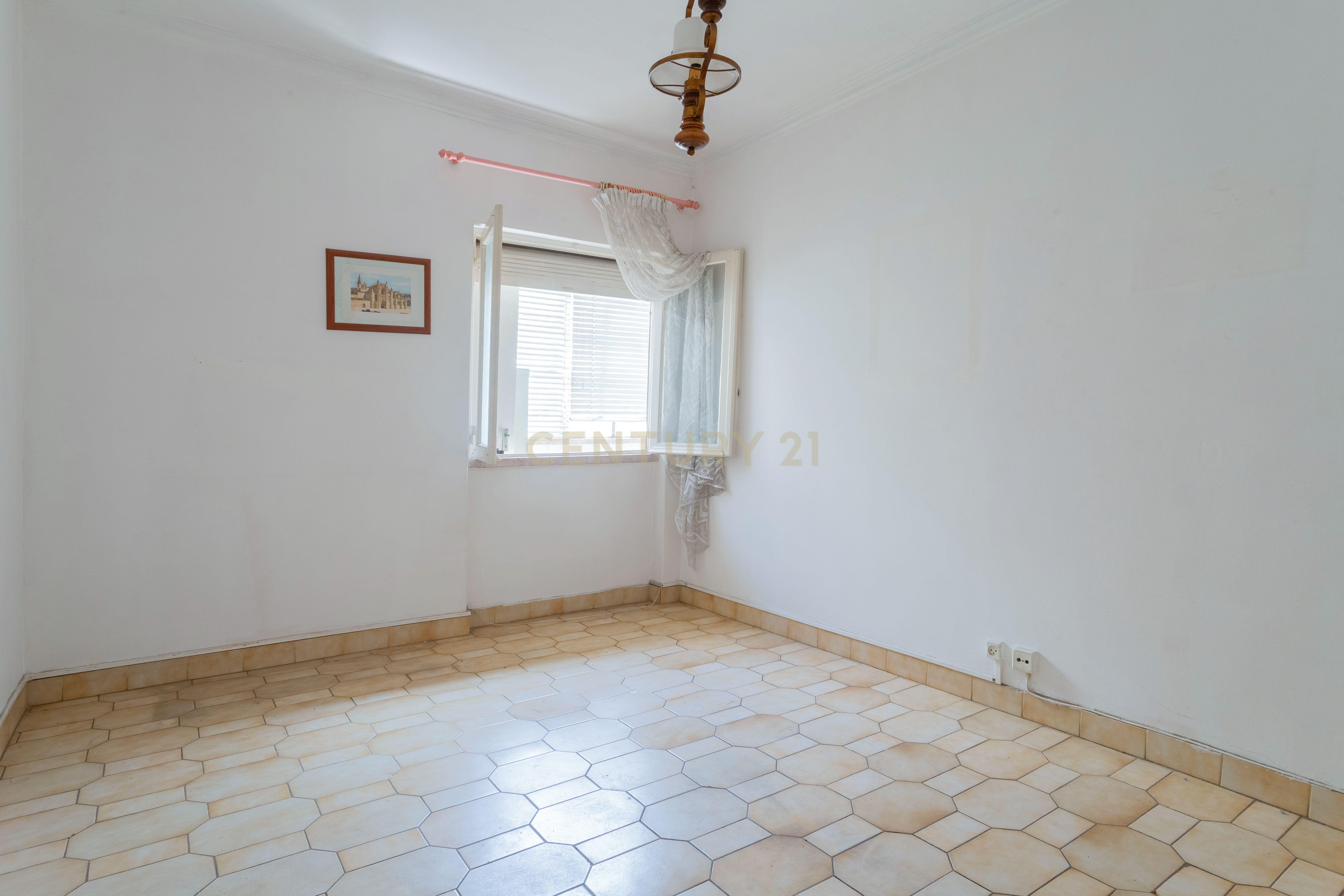 Fotografia 11 de Apartamento T3 em Almada, Cova da Piedade 1º andar sem elevador.