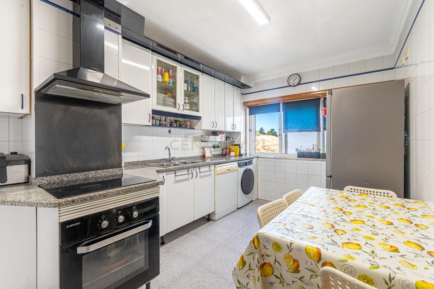 Fotografia 8 de Exclusivo T3+2 Duplex na Urbanização da Cavaleira | 205 m² de Área Total | Parqueamento