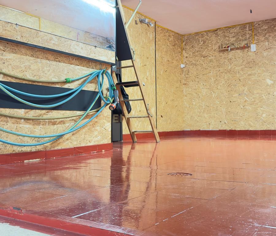 Garagem com Mezanine - Espaço versátil com arrumação extra - Image 2