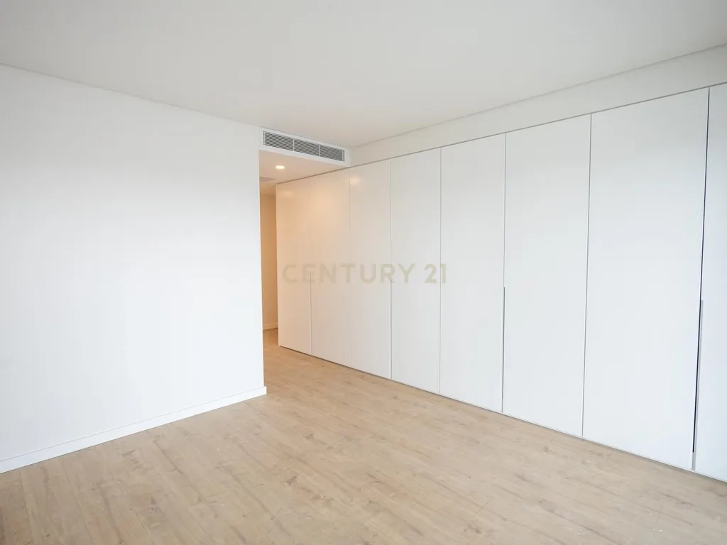 Apartamento T4 duplex com 3 estacionamentos e piscina privativa - Areeiro - Image 11
