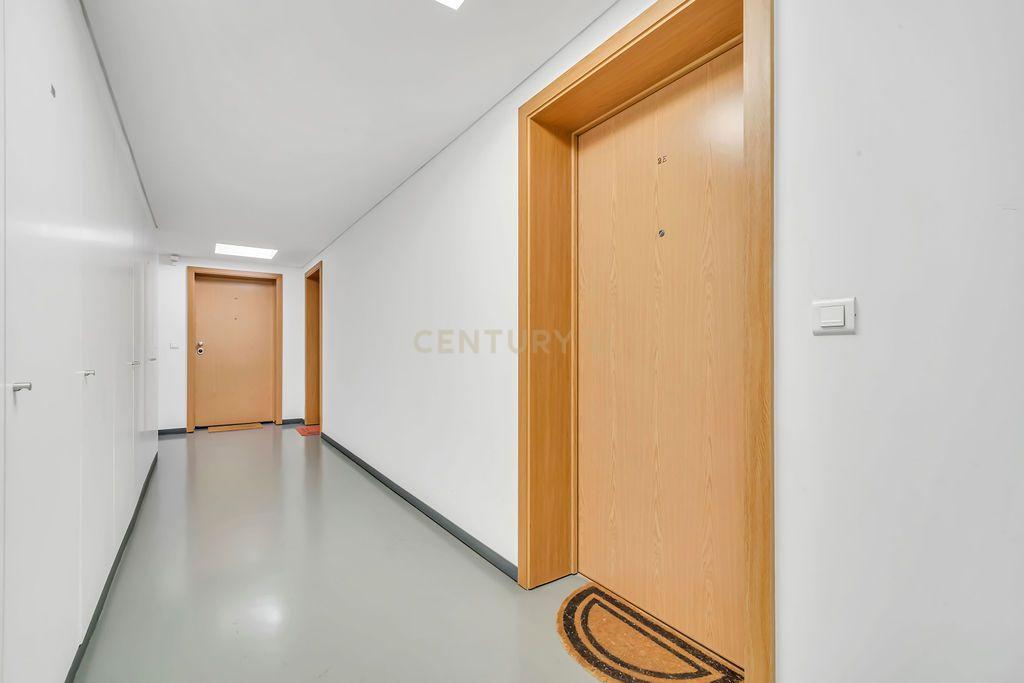 Apartamento T2 com Vista Panorâmica em Entrecampos - Image 27
