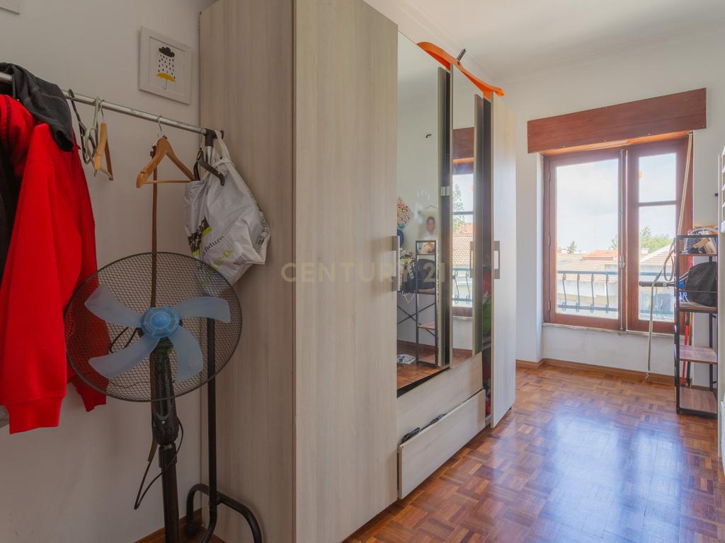 Apartamento T4 convertido em T3 - Centro do Barreiro - Image 17