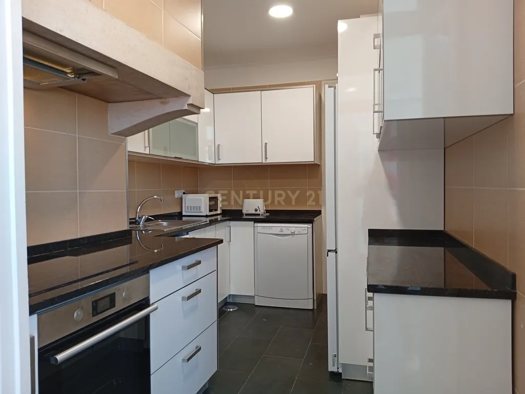 Situado no Bairro Azul junto do Metro e do El Corte Inglês/Fundação Gulbenkian, tem este apartamento com traça antiga com 7 assoalhadas dispostas numa área de 200 m². - Image 19