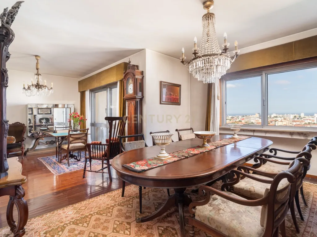 Apartamento T4 transformado em T3, com Arrecadação e Garagem – Rua Alves Redol, Porto - Image 8