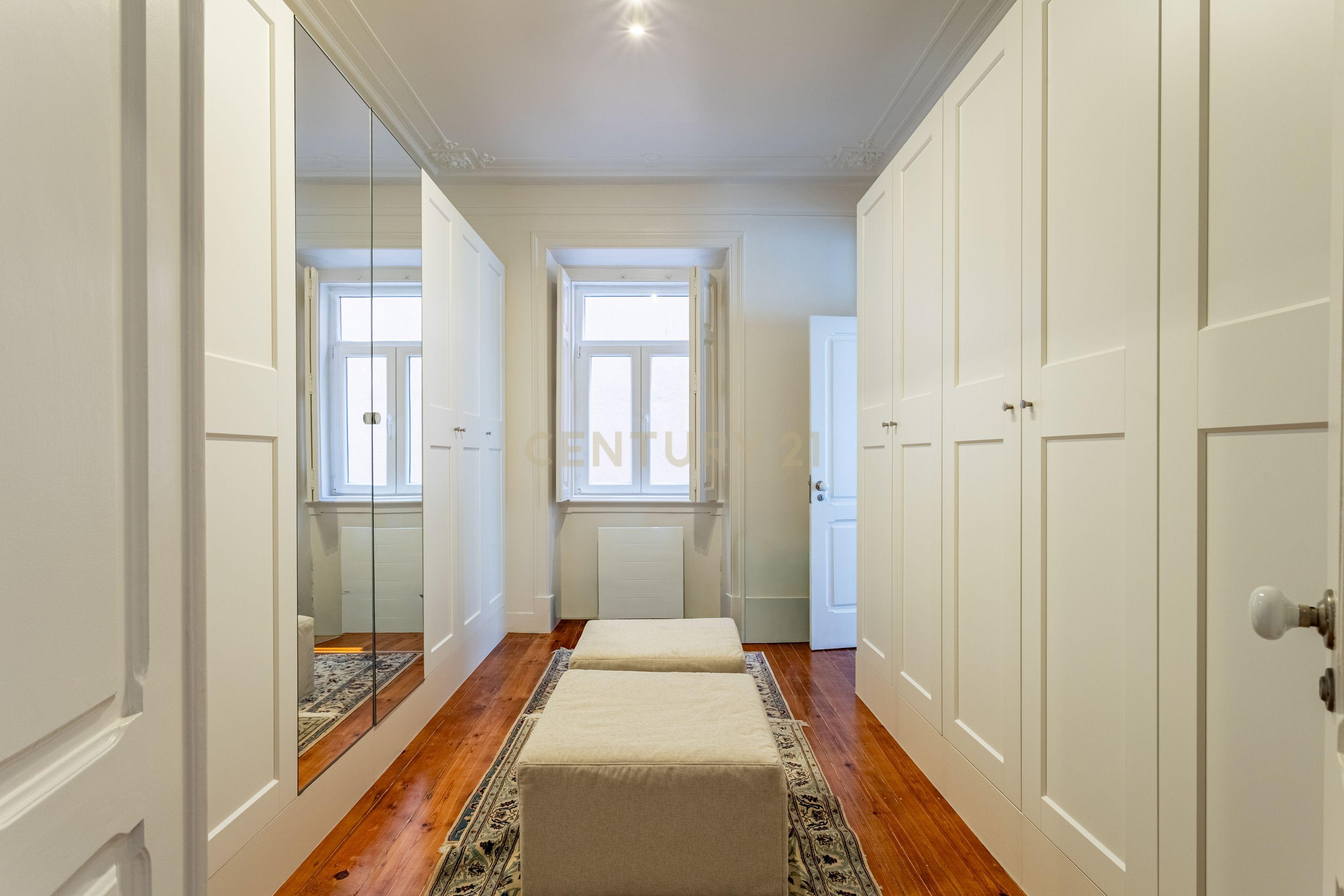 Fotografia 7 de Apartamento T4 Renovado em Santo António, Lisboa — Onde a elegância se sente em cada detalhe