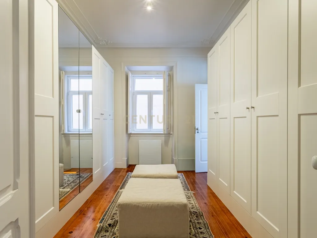 Apartamento T4 Renovado em Santo António, Lisboa — Onde a elegância se sente em cada detalhe - Image 7