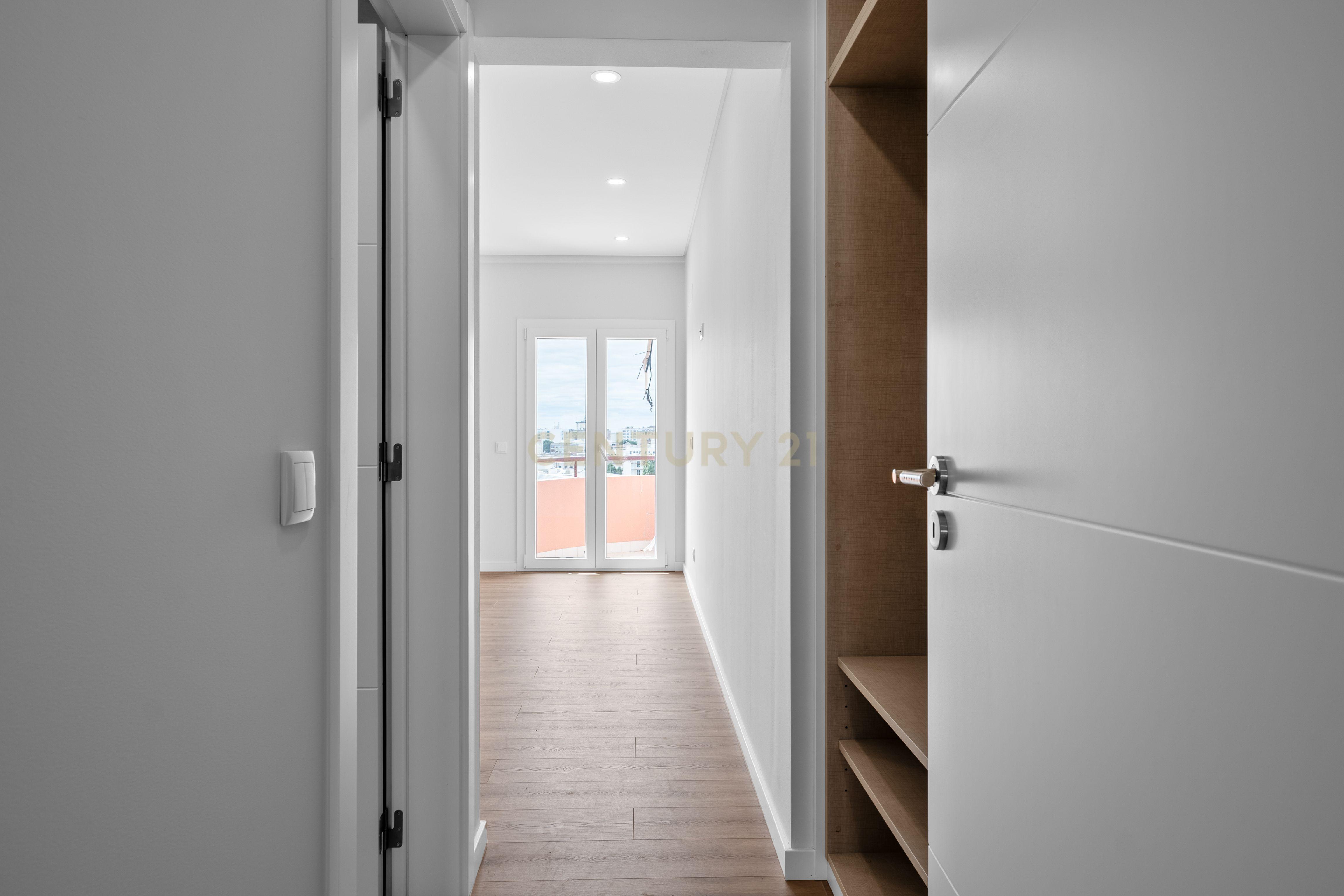 Fotografia 10 de Apartamento T3 localizado na estratégica zona dos 4 Caminhos, Setúbal