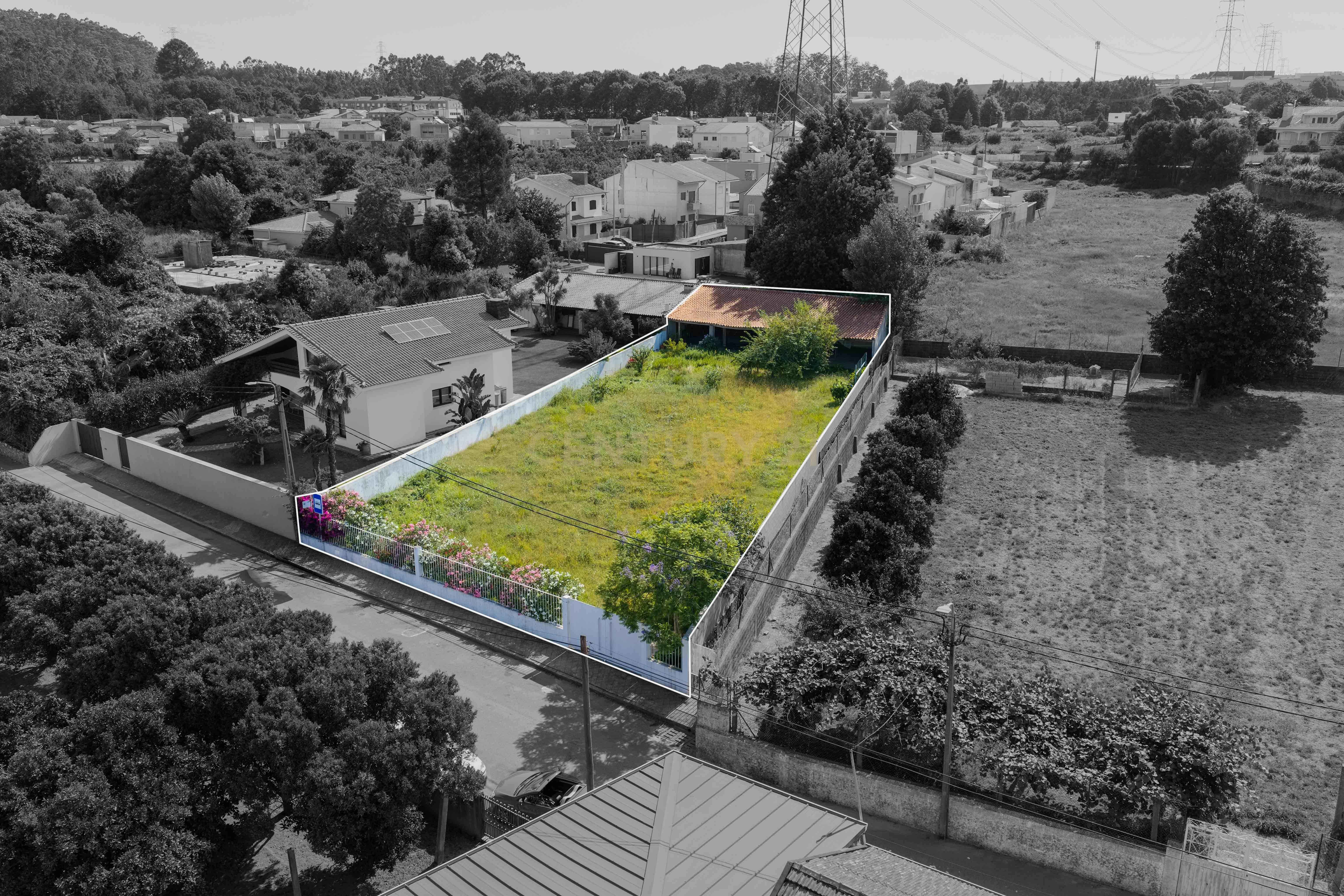 Fotografia 2 de Terreno para construção já vedado em 4 frentes