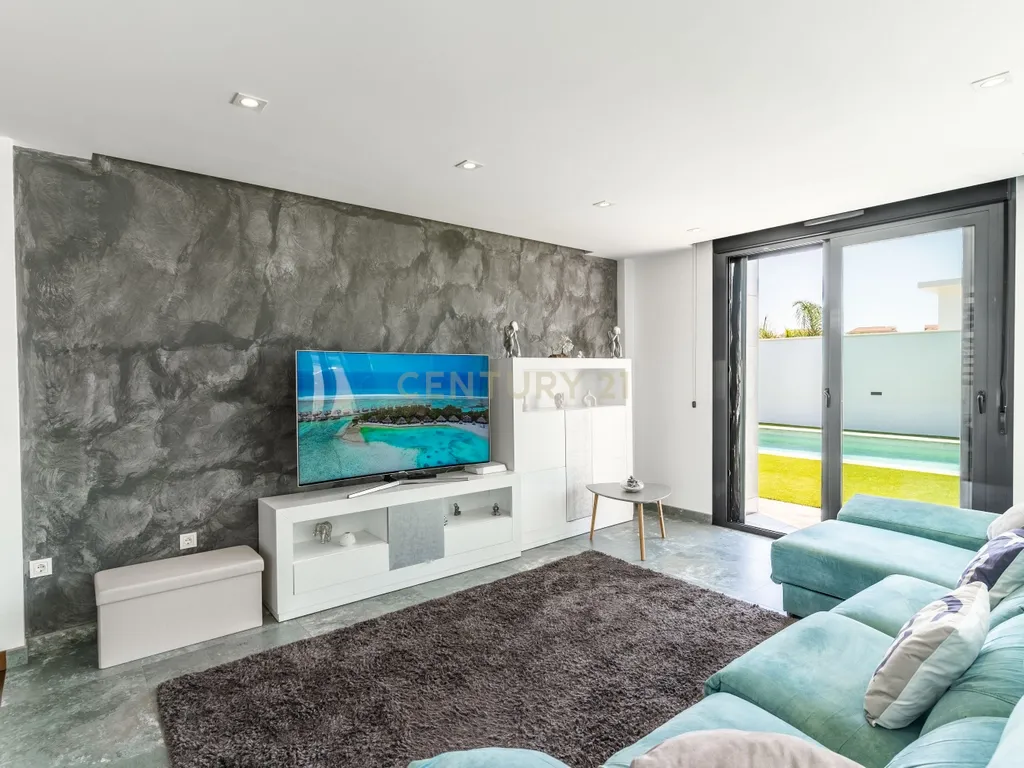 Luxuosa Moradia T4 com Vista Mar e Piscina em Almería - Image 13