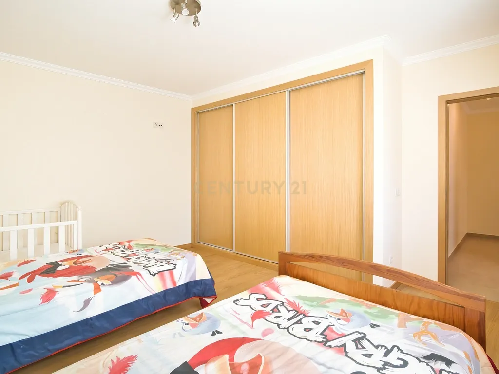Apartamento T3 Espaçoso e Acolhedor, a Passos do Mar na Nazaré. - Image 14
