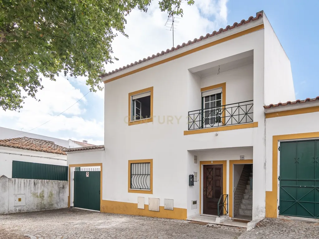 Moradia T2 no Centro de Évora (1º Andar) - Image 1