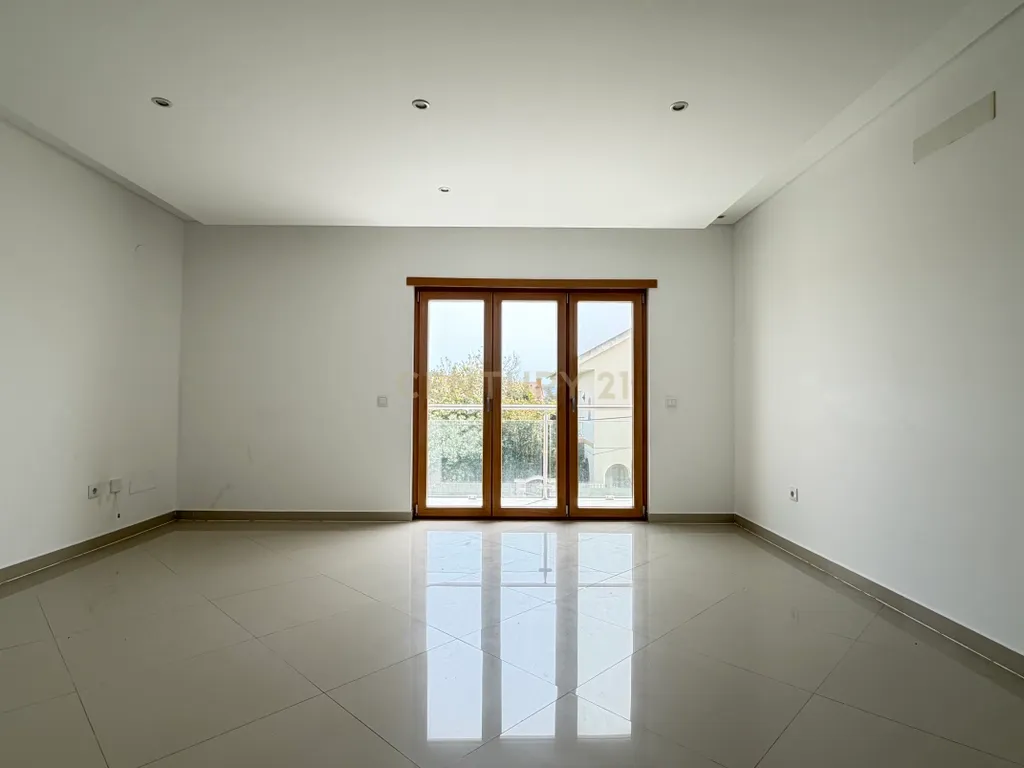 Apartamento T3 com Duas Varandas e Arrecadação, no Pinhal Novo - Image 3