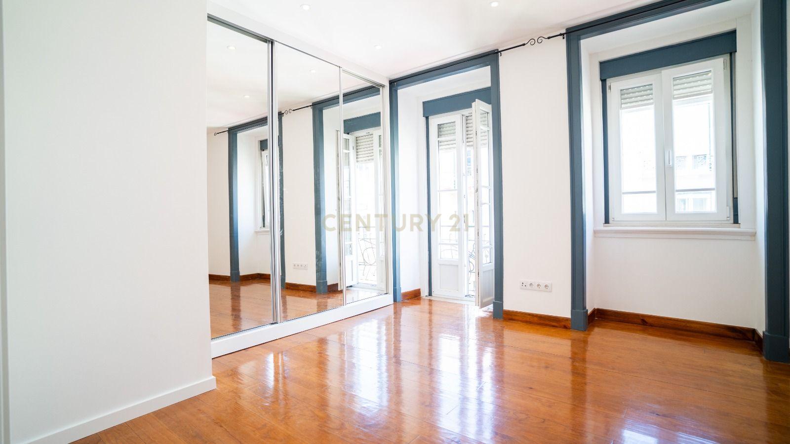 Apartamento T2 com 83 m² - Image 25