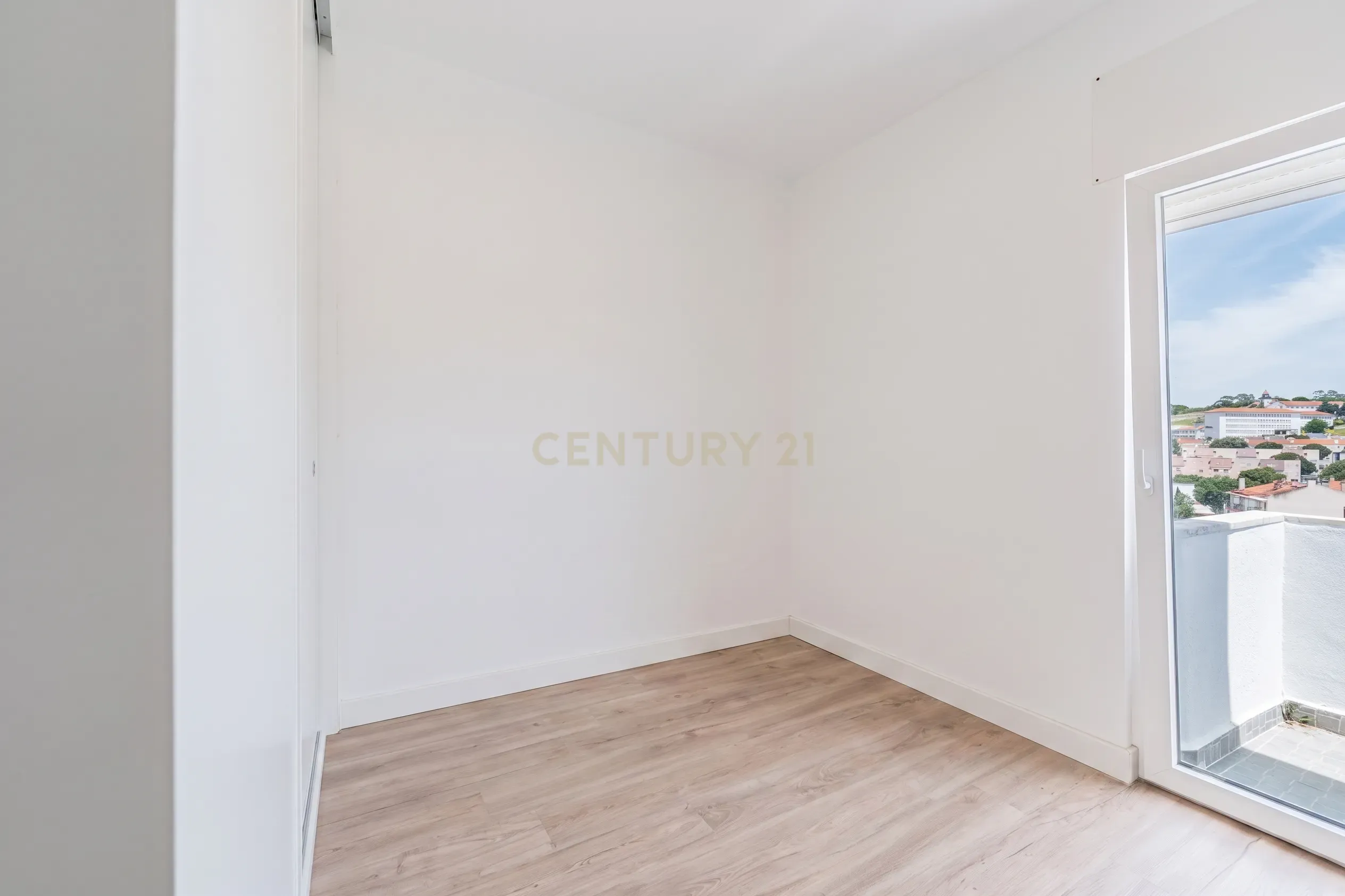 Fotografia 11 de Apartamento T2+1 Remodelado, com Varanda, em Laveiras - Caxias