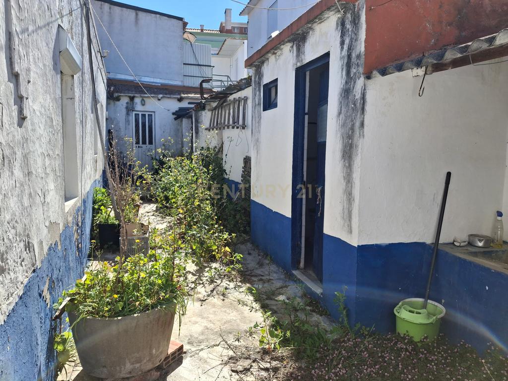 Moradia para Recuperação no Montijo com Jardim e Garagem - Image 18