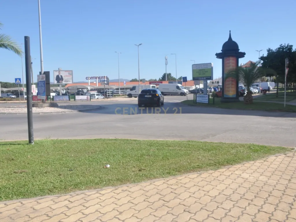 T3 Espaçoso em Excelente Localização- Quinta do Conde - Image 2