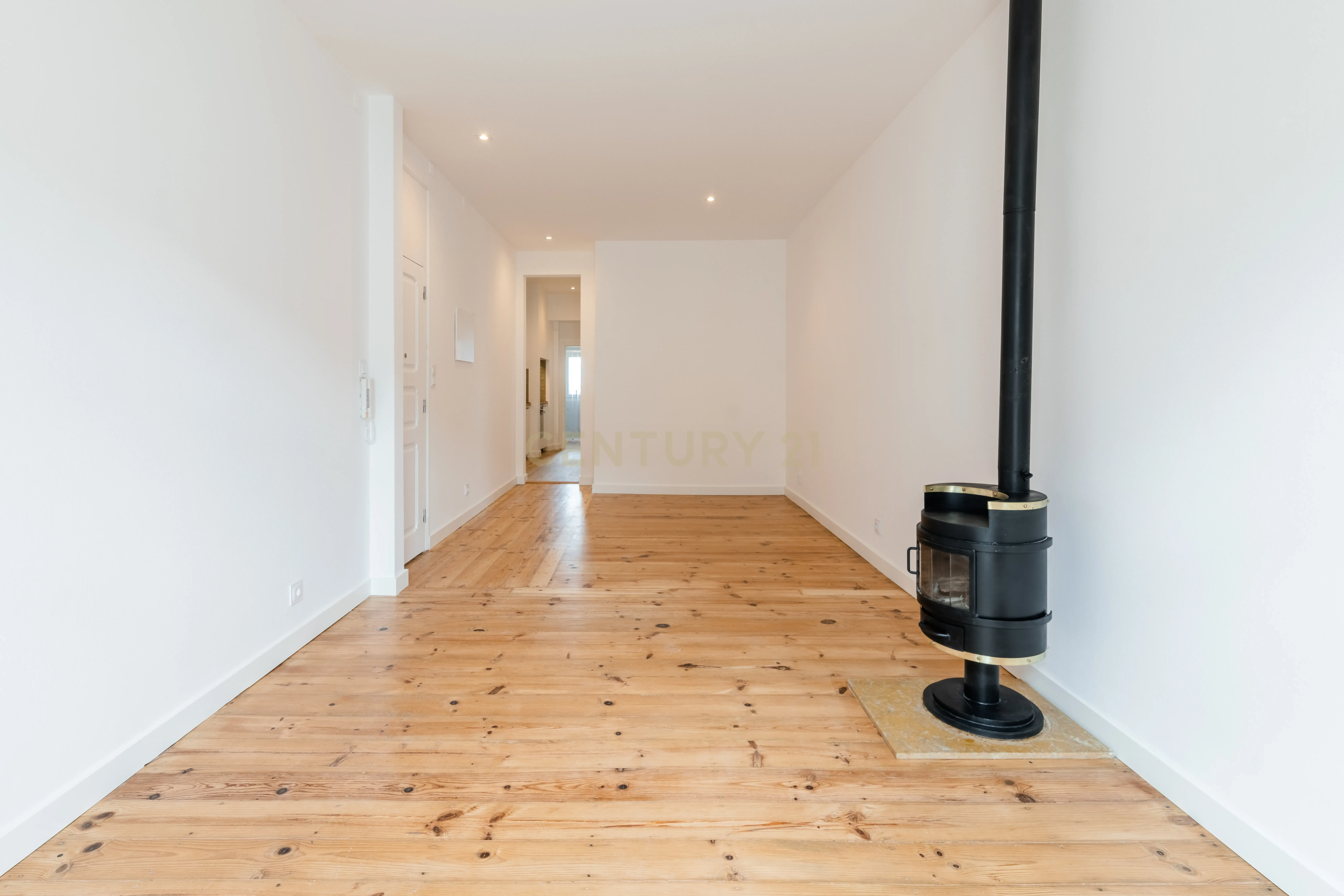 T1 Totalmente Remodelado em Campo de Ourique – Vista Deslumbrante e Charme Contemporâneo - Image 4