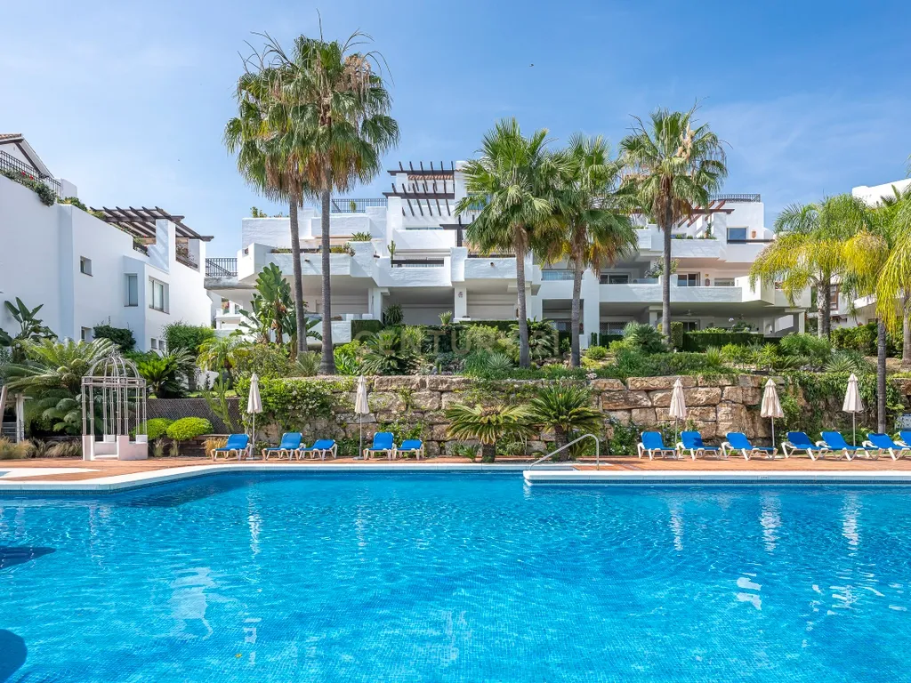 Encantador apartamento de 3 quartos no piso térreo elevado com vista para o mar e para o jardim – Nueva Andalucía. - Image 24