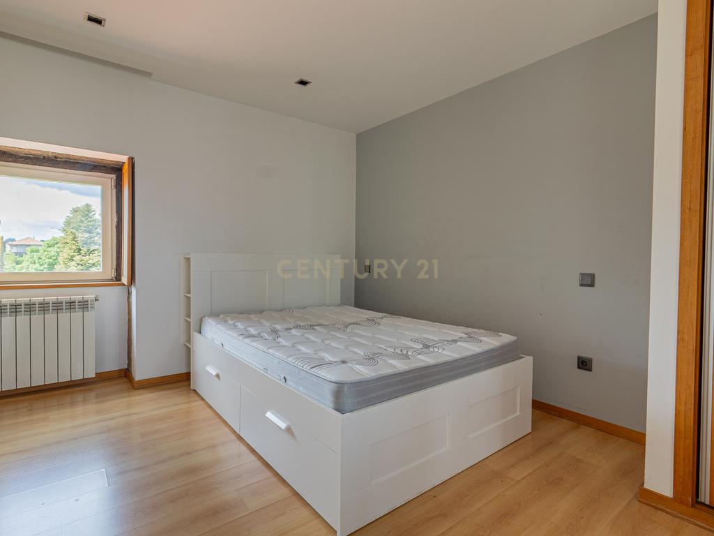 T5 com 3 Suites e Terreno com Rio | Natureza, Espaço e Conforto - Image 36