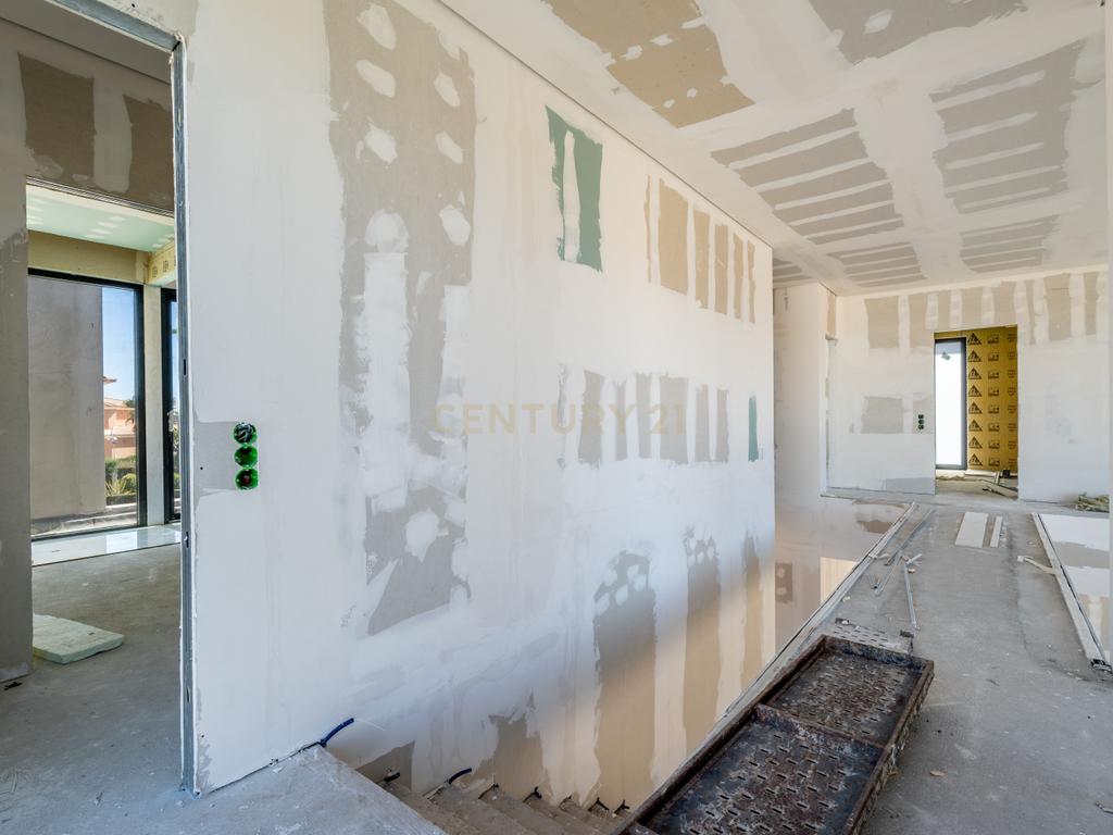 Moradia T5 contemporânea em construção avançada com piscina | Álamos, Guia – Albufeira - Image 13