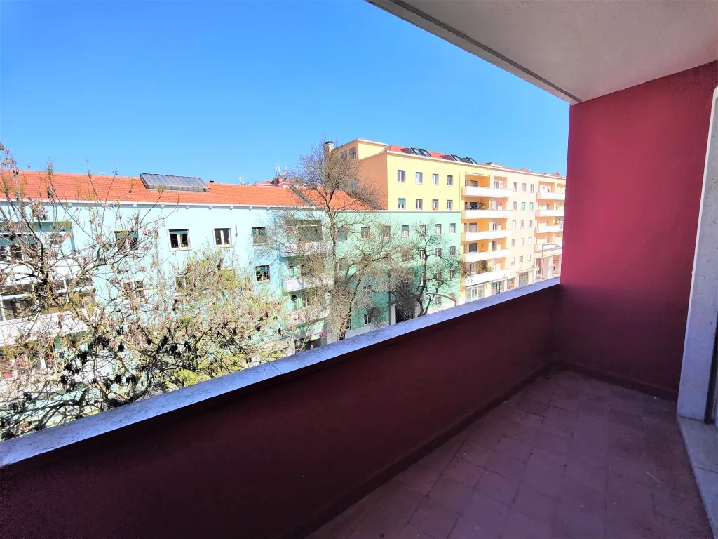 Apartamento T3+1 duplex com vista desafogada e muita luz Natural á Praça de Londres - Image 12