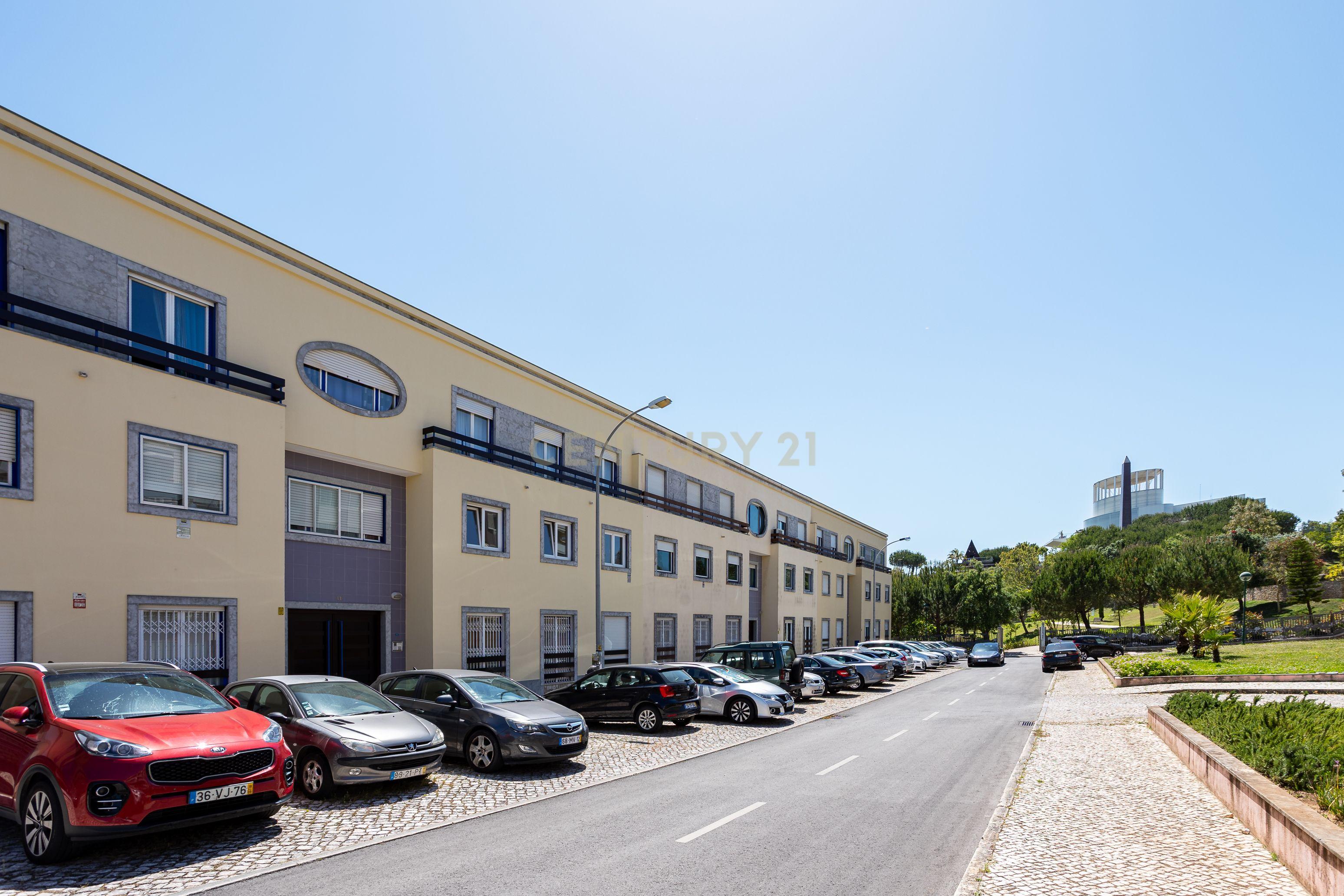 Apartamento T4 no Parque dos Poetas - Image 1